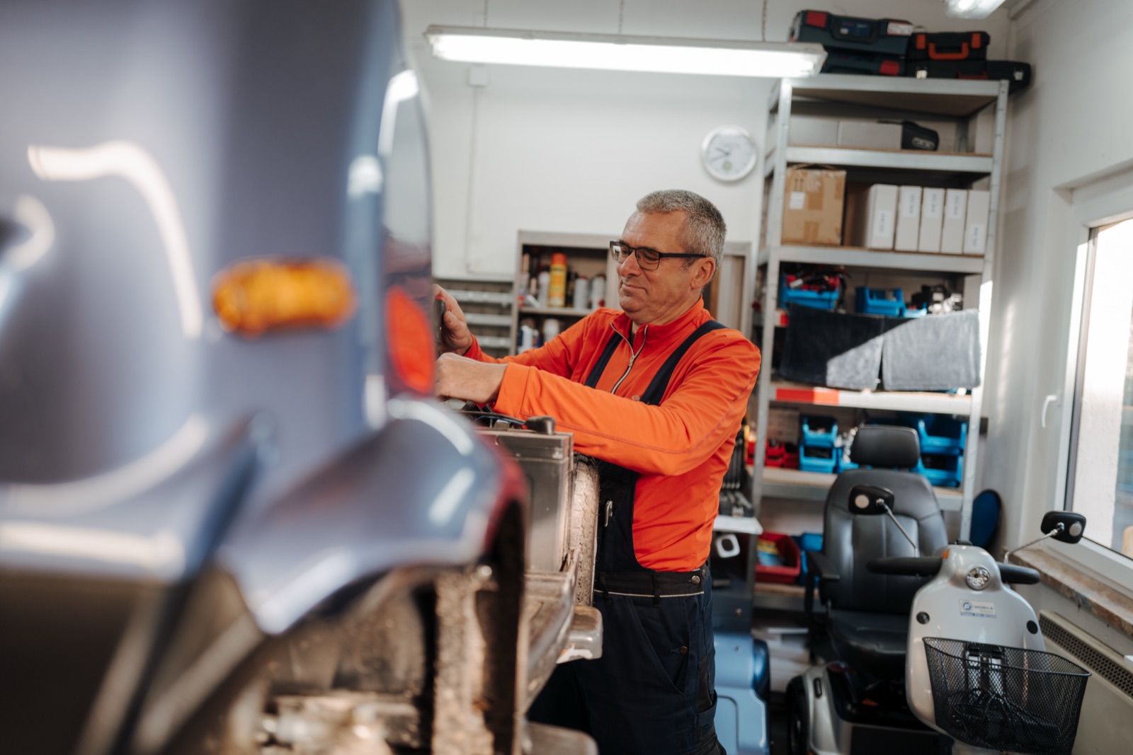 Mechaniker bei Reparaturarbeiten in der Werkstatt von E-Mobile Sachsen