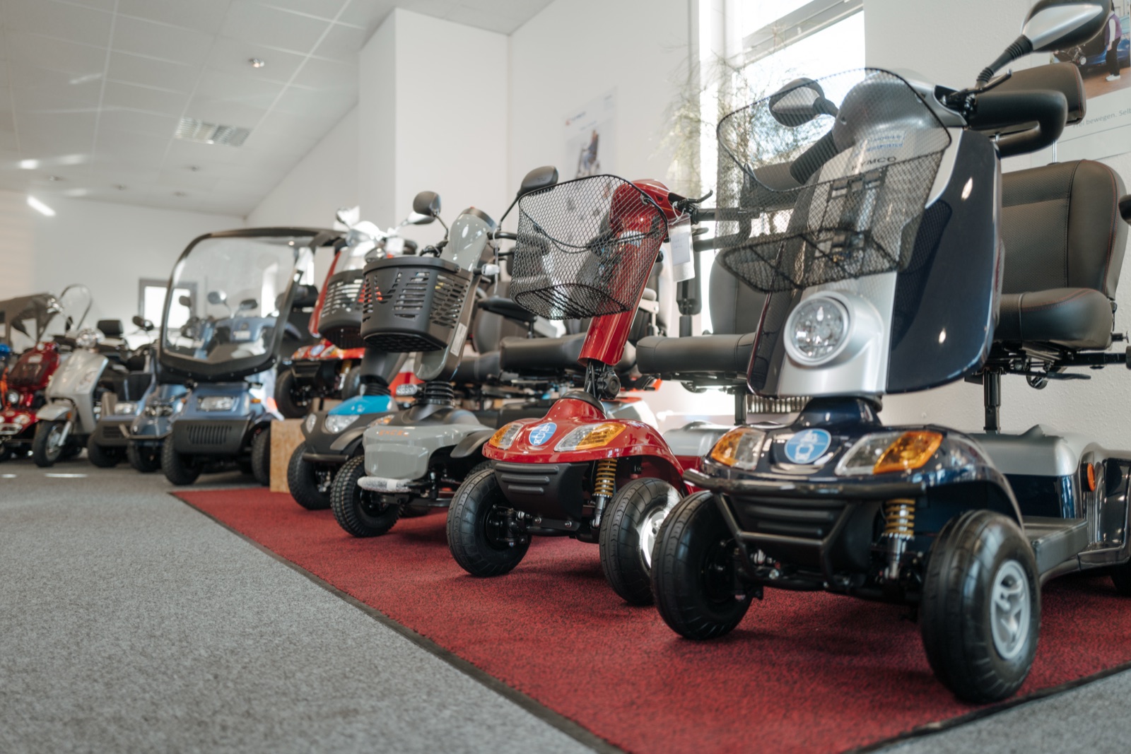 Ausstellungsraum E-Mobile Sachsen mit verschiedenen Seniorenmobilen