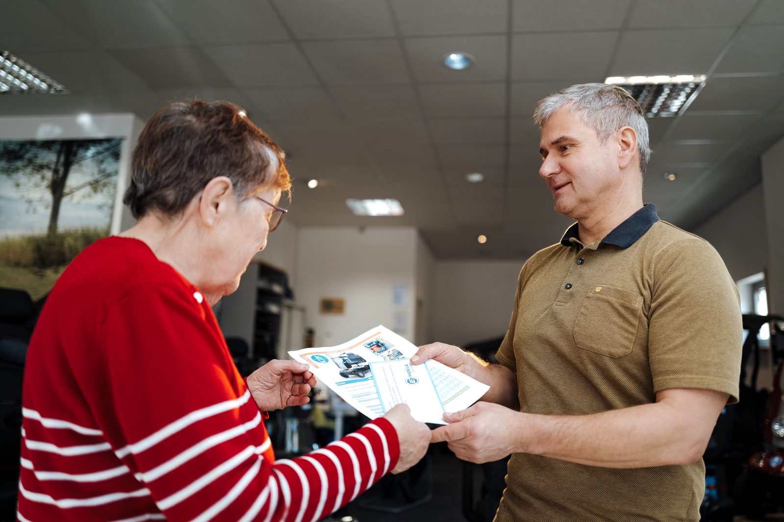 Persönliche Beratung zu Versicherungsunterlagen bei E-Mobile Sachsen